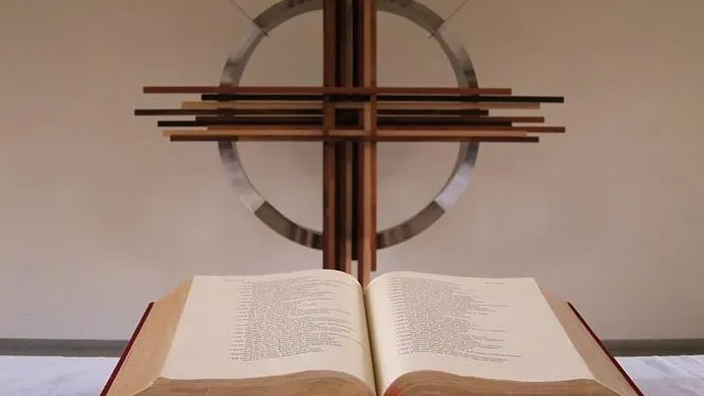 Bibel und Kreuz (Foto: Werner Näf) Bibel und Kreuz — Kreuzlingen (Foto: Werner Näf)